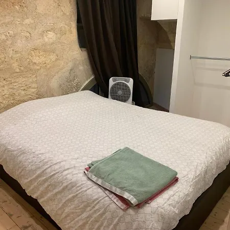 Avec Salle De Bain Et Cuisine Privee Centre Historique Avec Climatisation Et Patio *