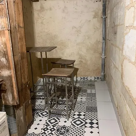 Avec Salle De Bain Et Cuisine Privee Centre Historique Avec Climatisation Et Patio *