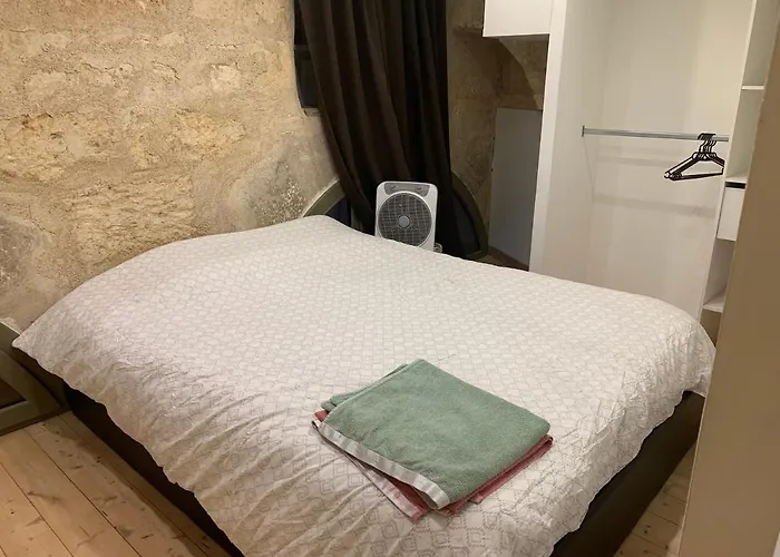 Avec Salle De Bain Et Cuisine Privee Centre Historique Avec Climatisation Et Patio *