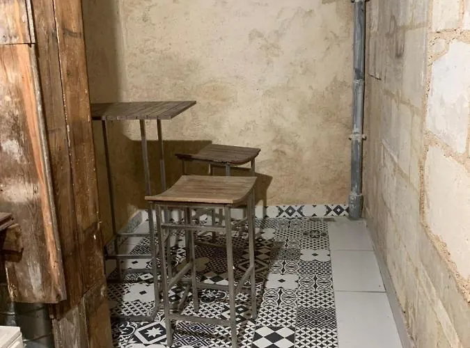 Avec Salle De Bain Et Cuisine Privee Centre Historique Avec Climatisation Et Patio *